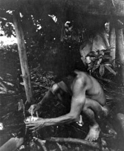 Bereder pilgiftet pakurú-neará genom kokning av trädsaften. Foto, Erland Nordenskiöld 1927 - SMVK - 004302