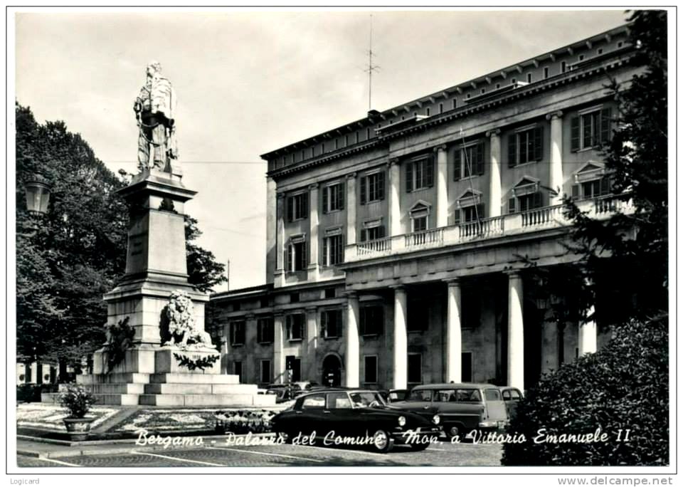 Bergamo - Palazzo del Comune - Mon. a Vittorio Emanuele II