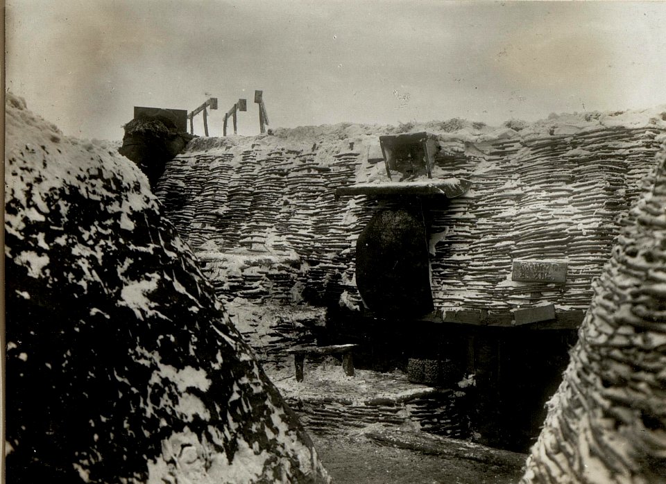 Bereitschaftsdeckung im Schützengraben mit Alarmposten bei der 13.Kompanie des Infanterieregimentes 75, 10.Jänner.1917 (BildID 15543101)