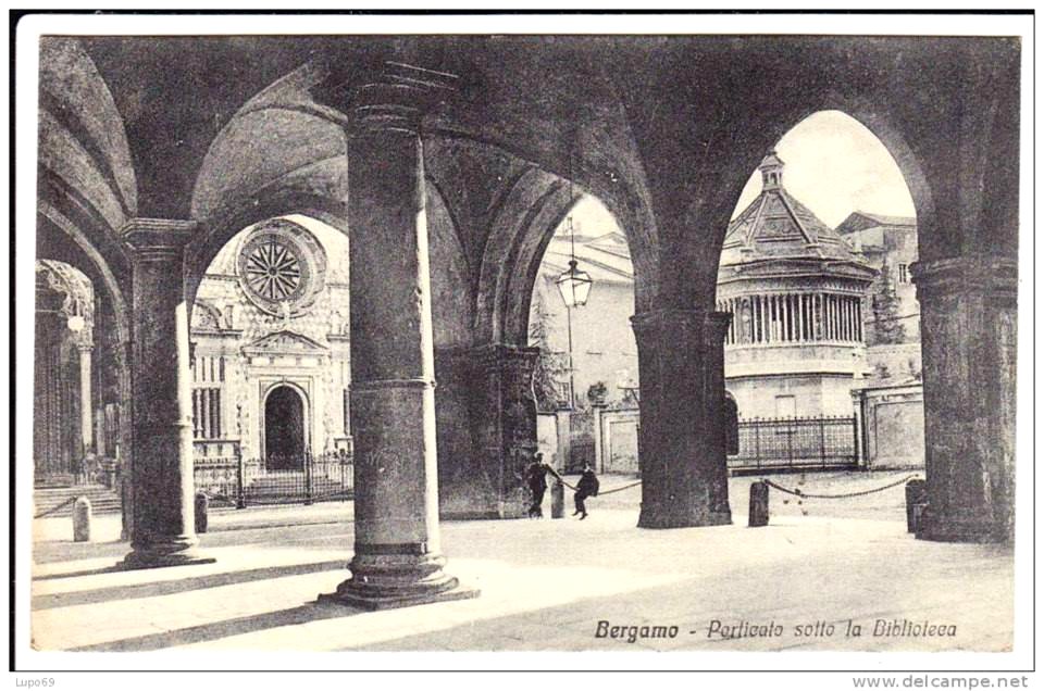 Bergamo - Porticato sotto la Biblioteca
