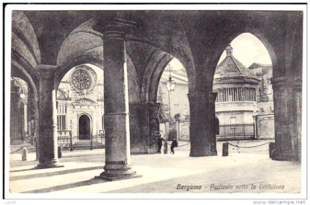Bergamo - Porticato sotto la Biblioteca