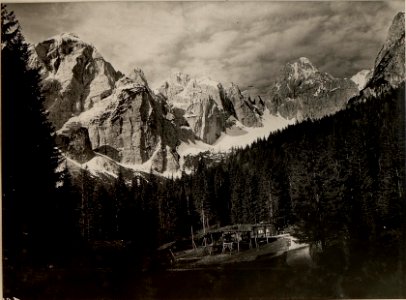 Bergstation für die Seilbahn Prasniksattel, Hintergrund die Wischbergruppe. Aufgenommen am 22. Mai 1916. (BildID 15476126)