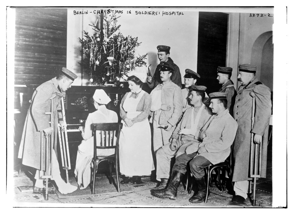 Berlin - Christmas in soldier's hospital LCCN2014698373