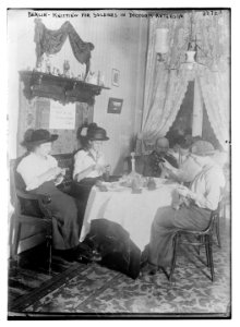 Berlin - knitting for soldiers in Doctor's anteroom LCCN2014698372