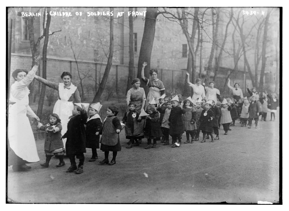 Berlin - Children of soldiers at front LCCN2014698759