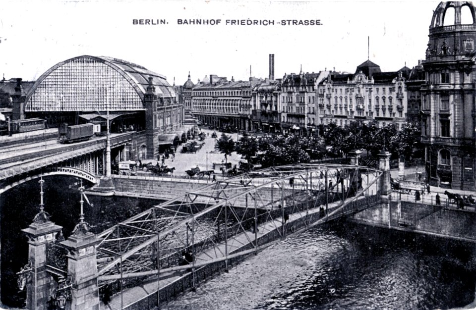 Berlin Bahnhof Friedrichstrasse und Schluetersteg