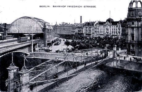 Berlin Bahnhof Friedrichstrasse und Schluetersteg