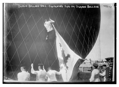 Berlin balloon race - Fastening flag on German balloon LCCN2014682375