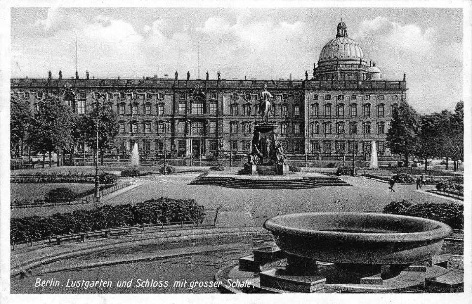 Berlin — Lustgarten und Schloss mit grosser Schale