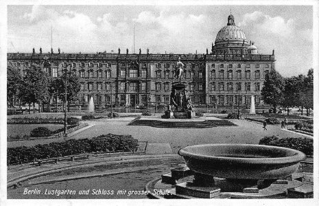 Berlin — Lustgarten und Schloss mit grosser Schale