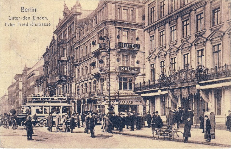 Berlin — Unter den Linden, Ecke Friedrichstrasse