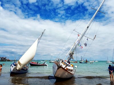Sailboat sailing stranding