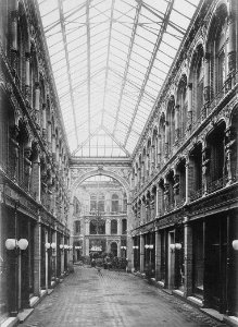 Berlin, Innenansicht der Kaisergalerie 1881, Foto von Hermann Rückwardt
