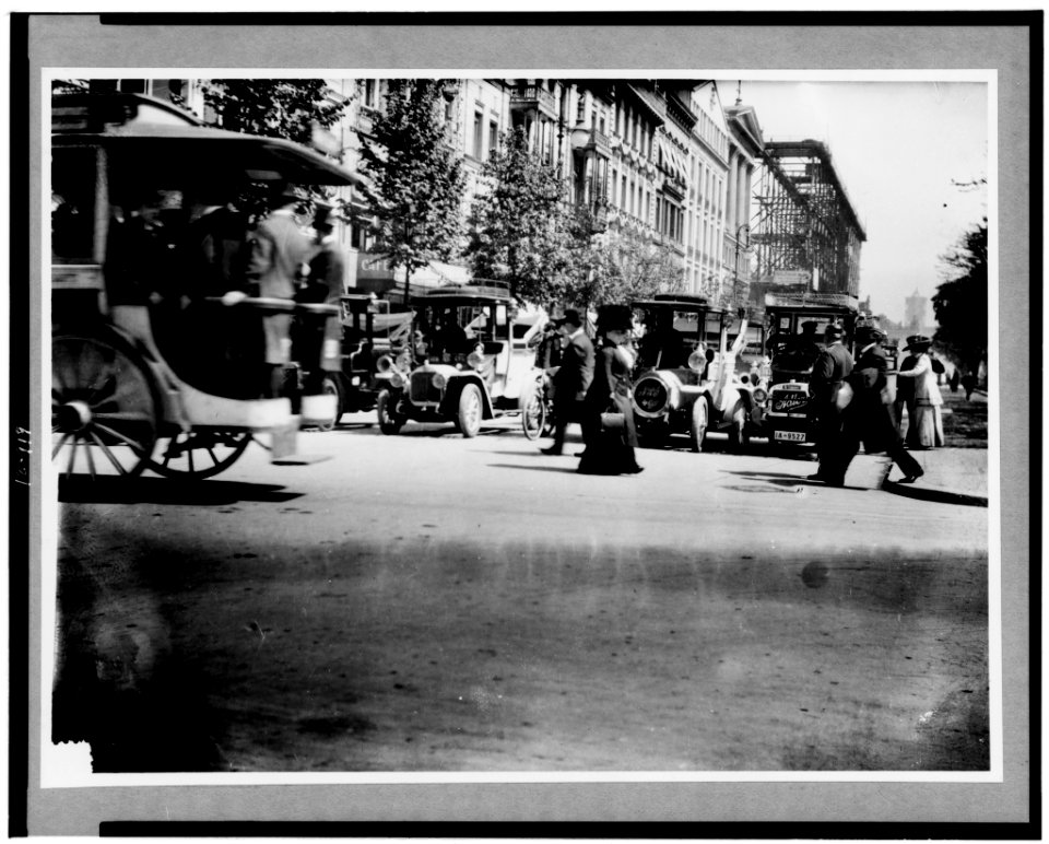 Berlin, Germany, Feb. 25, 1913-Traffic regulations in Berlin LCCN98509349