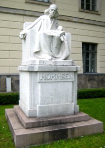 Berlin, Mitte, Humboldt-Universität, Mommsen-Denkmal 02