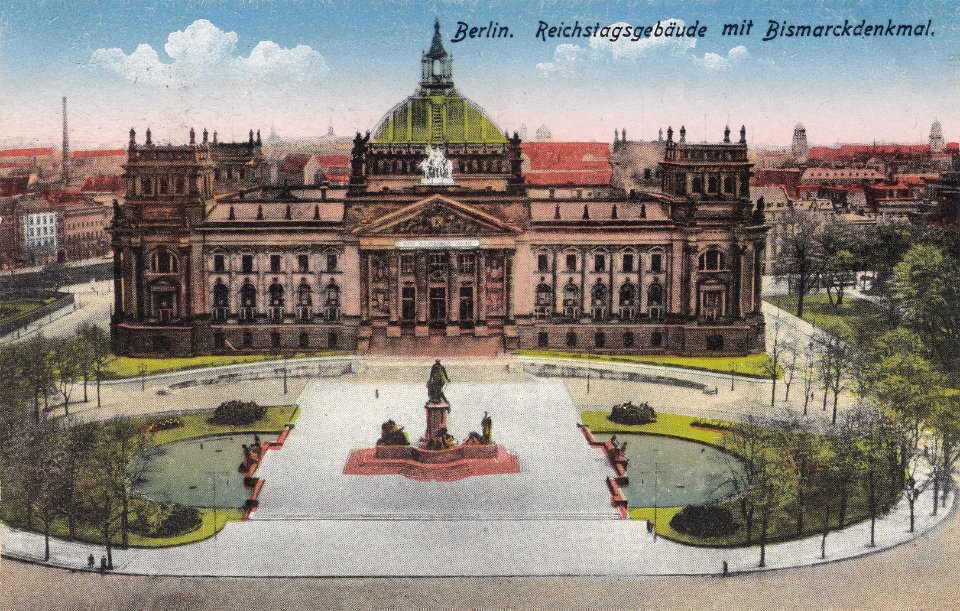 Berlin. – Reichstagsgebäude mit Bismarkdenkmal