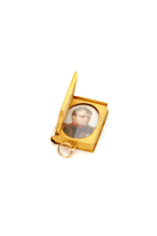 Berlock i guld med miniatyrporträtt av Napoleon I, 1810-tal - Skoklosters slott - 92349