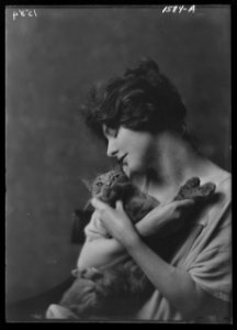 Bermicchi, Miss, with Buzzer the cat, portrait photograph LOC agc.7a15241