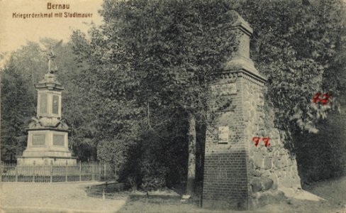 Bernau (Mark), Brandenburg - Kriegerdenkmal mit Stadtmauer (Zeno Ansichtskarten)
