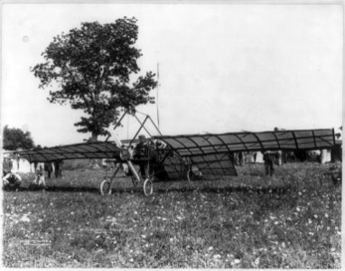 Bert Beavers and his monoplane, June 26, 1910 LCCN2004674880