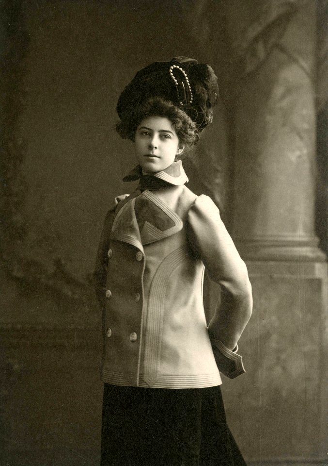 Bertha La Frantz, stage actress (SAYRE 5466)