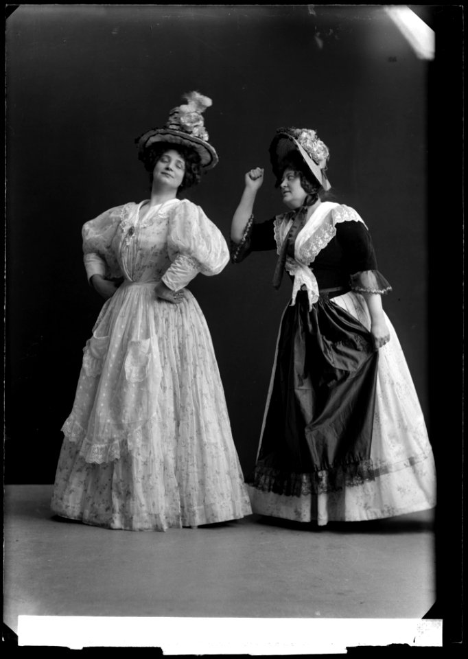 Bertha Ringvall and Alma Bodén in Talismanen at Oscarsteatern 1907 - SMV - GR057