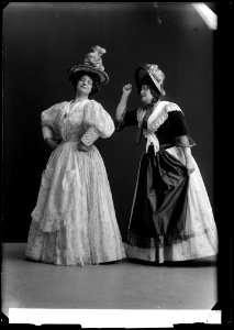 Bertha Ringvall and Alma Bodén in Talismanen at Oscarsteatern 1907 - SMV - GR057
