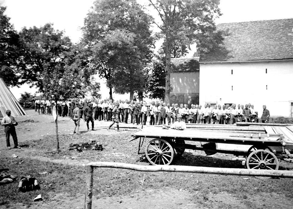 Besammlung nach der Mittagspause ohne Jacke - CH-BAR - 3240514