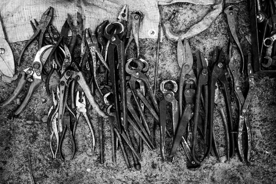 Pincers pliers tongs