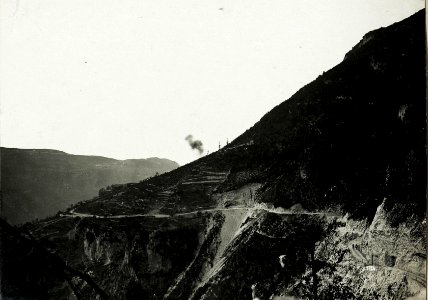 Beschießung einer österreichischen 15cm Batterie durch die Italiener, am 25.5.1916. bei Pozzacchio. Im Hintergrund Rücken Grottole. (BildID 15587637)