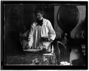 Beschrijving Aagje Olie aan het schilderen foto 2