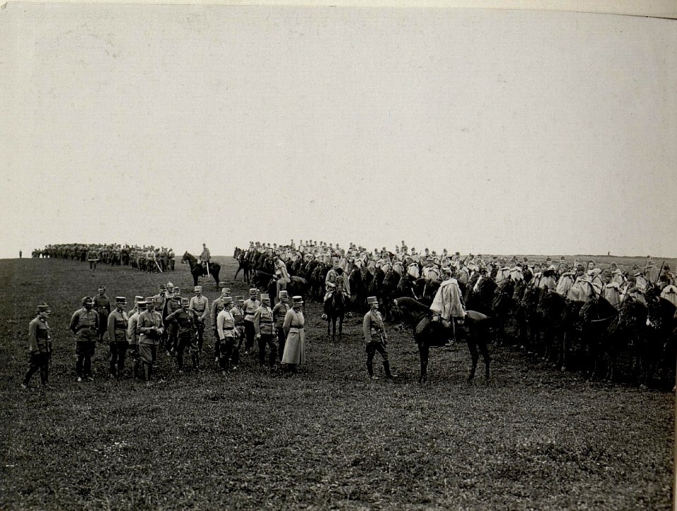 Besichtigung bei des Dragonerregimentes 14 und Honvedregimentes 8 durch Erzherzog Karl im Juli 1916 (BildID 15542492)