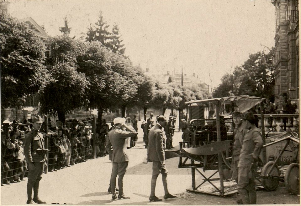 Besichtigung des am 4. Juli 1916 herabgeschossenen italienischen Flugzeuges. Aufgenommen am 5. Juli 1916. (BildID 15477036)