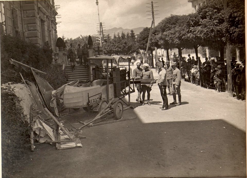 Besichtigung des am 4. Juli 1916 herabgeschossenen italienischen Flugzeuges. Aufgenommen am 5. Juli 1916. (BildID 15477064)