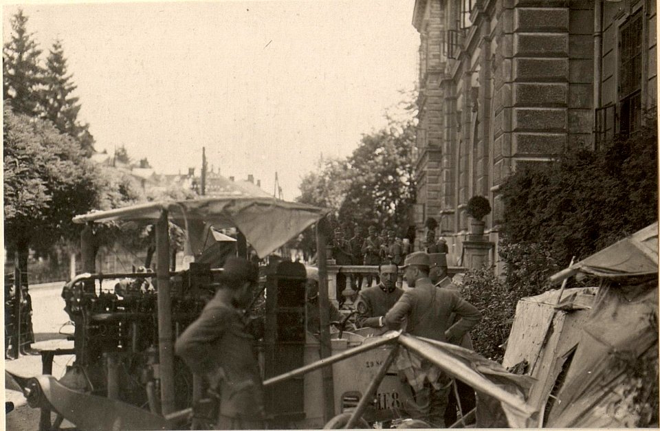 Besichtigung des am 4. Juli 1916 herabgeschossenen italienischen Flugzeuges. Aufgenommen am 5. Juli 1916. (BildID 15477022)