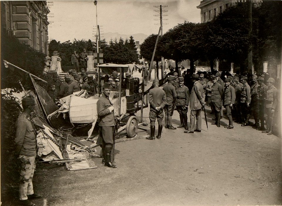 Besichtigung des am 4. Juli 1916 herabgeschossenen italienischen Flugzeuges. Aufgenommen am 5. Juli 1916. (BildID 15477057)