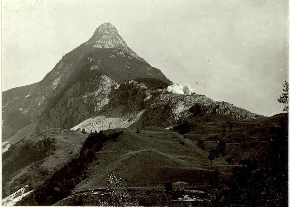 Beschiessung der Batterie Kal mit schwerer Artillerie. Aufgenommen 23. September 1915. (BildID 15461007)