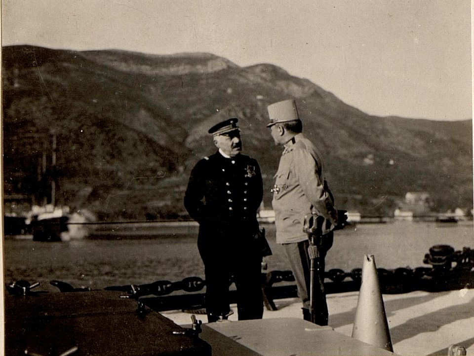 Besichtigung des Kriegsschiffes S.M.S. St. GEORG, Sr. Exzellenz G.d.J. von KÖVESS und Vizeadmiral Exzl. FIEDLER. Aufgenommen in den Gewässern vor Castelnuovo am 23. Februar 1916. (BildID 15532570)