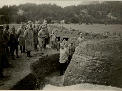 Besichtigung des Lehrobjektes der Ausbildungs- und Vesuchsanstalt des mobilen Schanzzeugdepots Nr. .7 durch den Armeekommandanten Rohr (BildID 15472234)