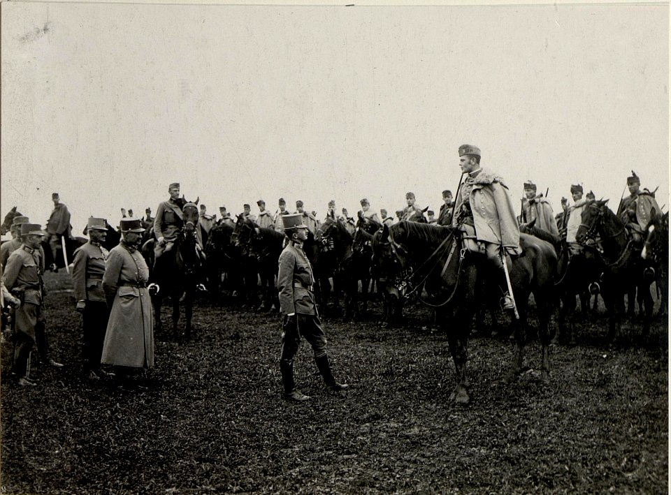 Besichtigung bei des Dragonerregimentes 14 und Honvedregimentes 8 durch Erzherzog Karl im Juli 1916 (BildID 15542485)