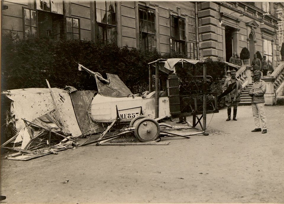Besichtigung des a, 4. Juli 1916 herabgeschossenen italienischen Flugzeuges. Aufgenommen am 5. Juli 1916. (BildID 15477015)