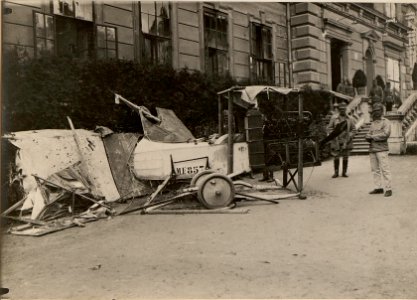 Besichtigung des a, 4. Juli 1916 herabgeschossenen italienischen Flugzeuges. Aufgenommen am 5. Juli 1916. (BildID 15477015)