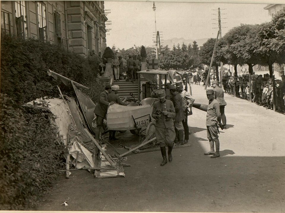 Besichtigung des am 4. Juli 1916 herabgeschossenen italienischen Flugzeuges. Aufgenommen am 5. Juli 1916. (BildID 15477043)