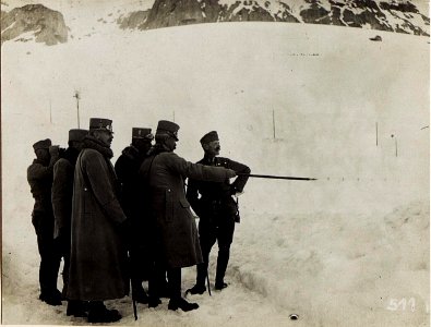 Besprechung am Pordoi - Joch am 7.4.1916. Exzellenz Roth und Feldmarschallleutnant von Scholz. (BildID 15582205)