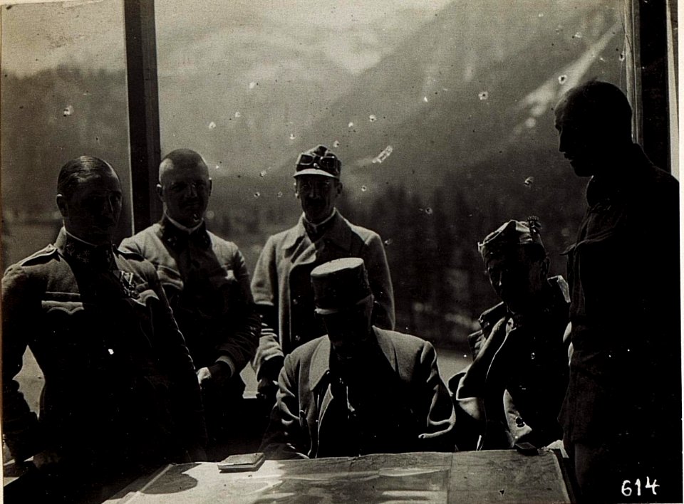 Besprechung beim Abschnittskommando, am Tisch Exzellenz Roth, hinter ihm Rittmeister Graf Coreth, Hauptmann Levnaic und andere, Frühjahr 1916. (BildID 15582947)