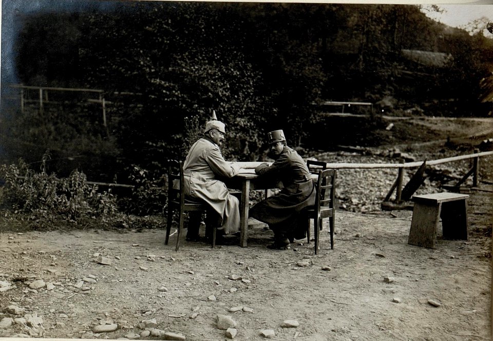 Besprechung Erzherzog Karls mit General Suren in Swydiwez (Svidovec), 12.9.1916 (BildID 15550307)