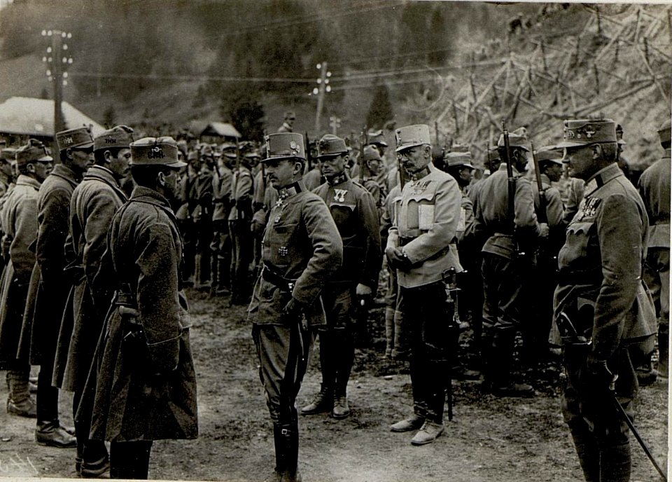 Besichtigung in Papfalfa, hinter Erzherzog Karl, Feldmarschlallleutnant Habermann 11.9.1916 (BildID 15550286)