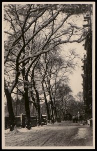 Besneeuwde Binnenkant met op de achtergrond de Kromme Waal. Uitgave J. Vlieger, Amsterdam, Afb PBKD00239000004