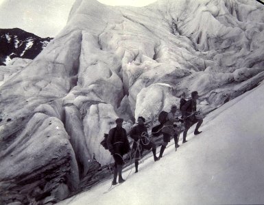 Bestigning av Kebnekaise. Fyra personer framför isvägg, sammankopplade med rep - Nordiska Museet - NMA.0034023