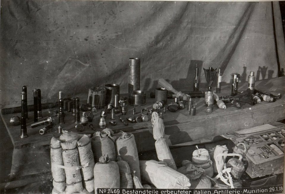 Bestandteile erbeuteter italien.Artillerie-Munition 29.1.18. (BildID 15614516)